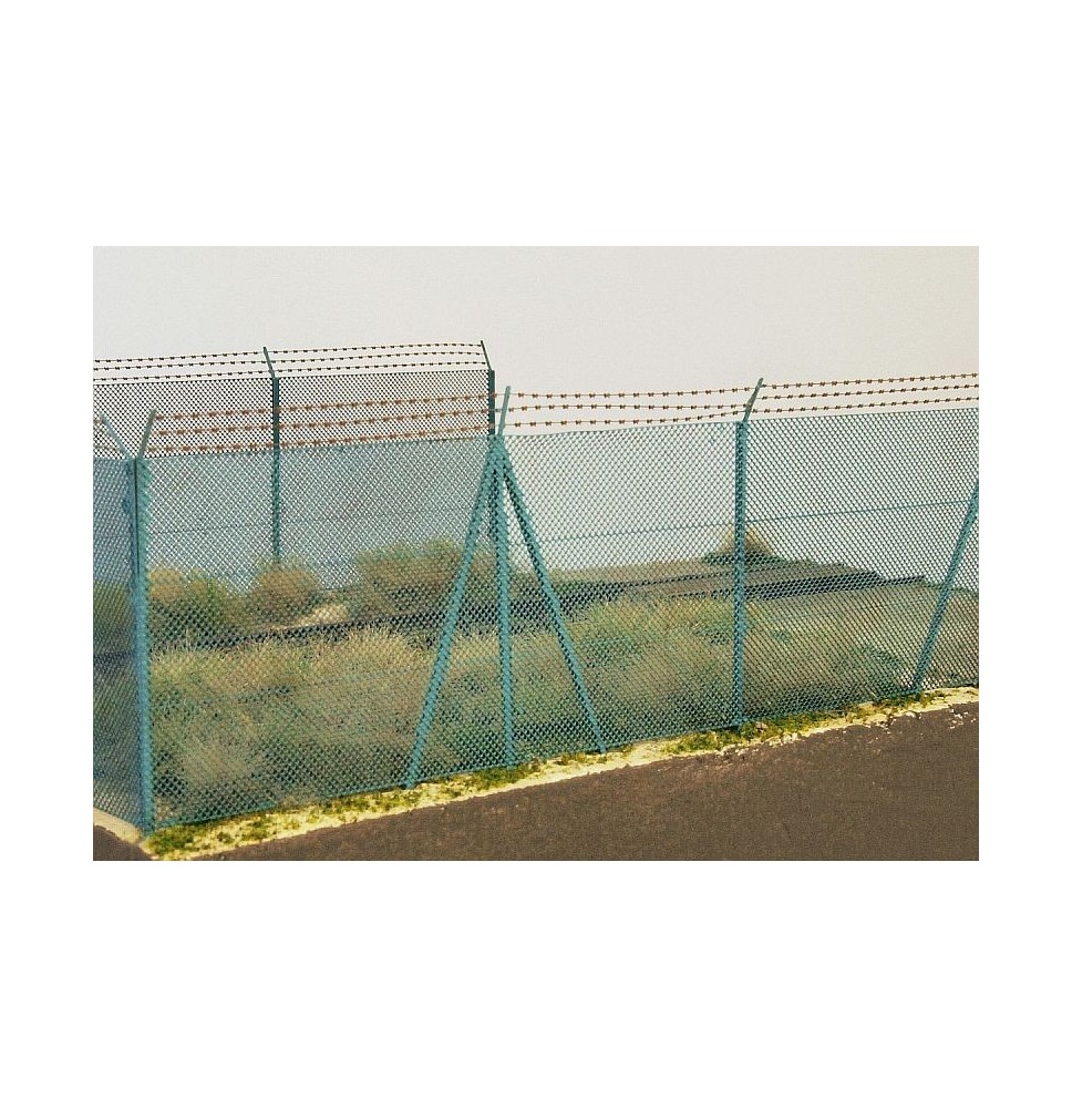 Drátěný plot vysoký s ostnatým drátem