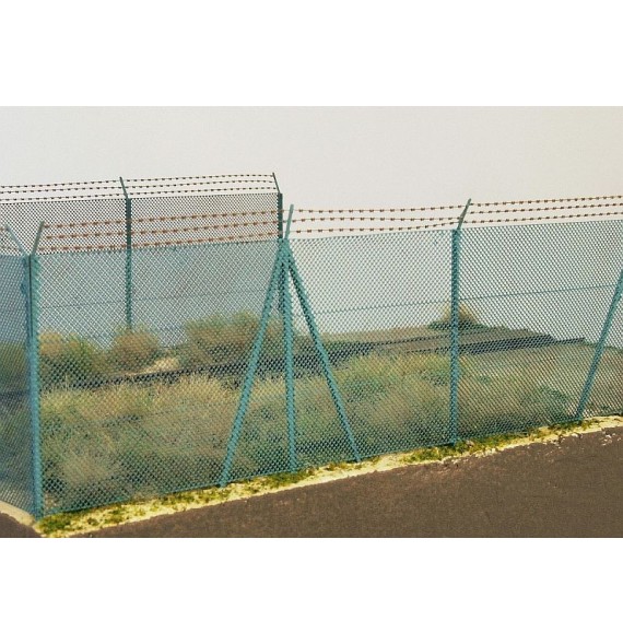 Drátěný plot vysoký s ostnatým drátem