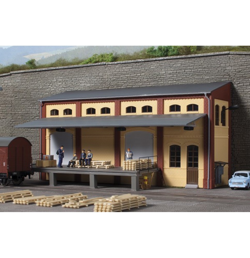 Továrna – skladiště – kulisa