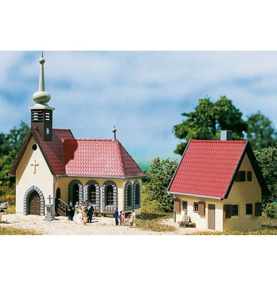 Vesnický kostel s farou