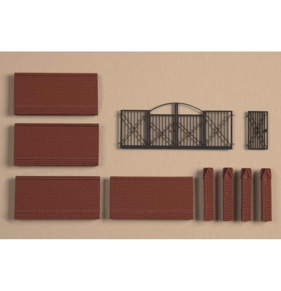 Cihlová zeď s branou