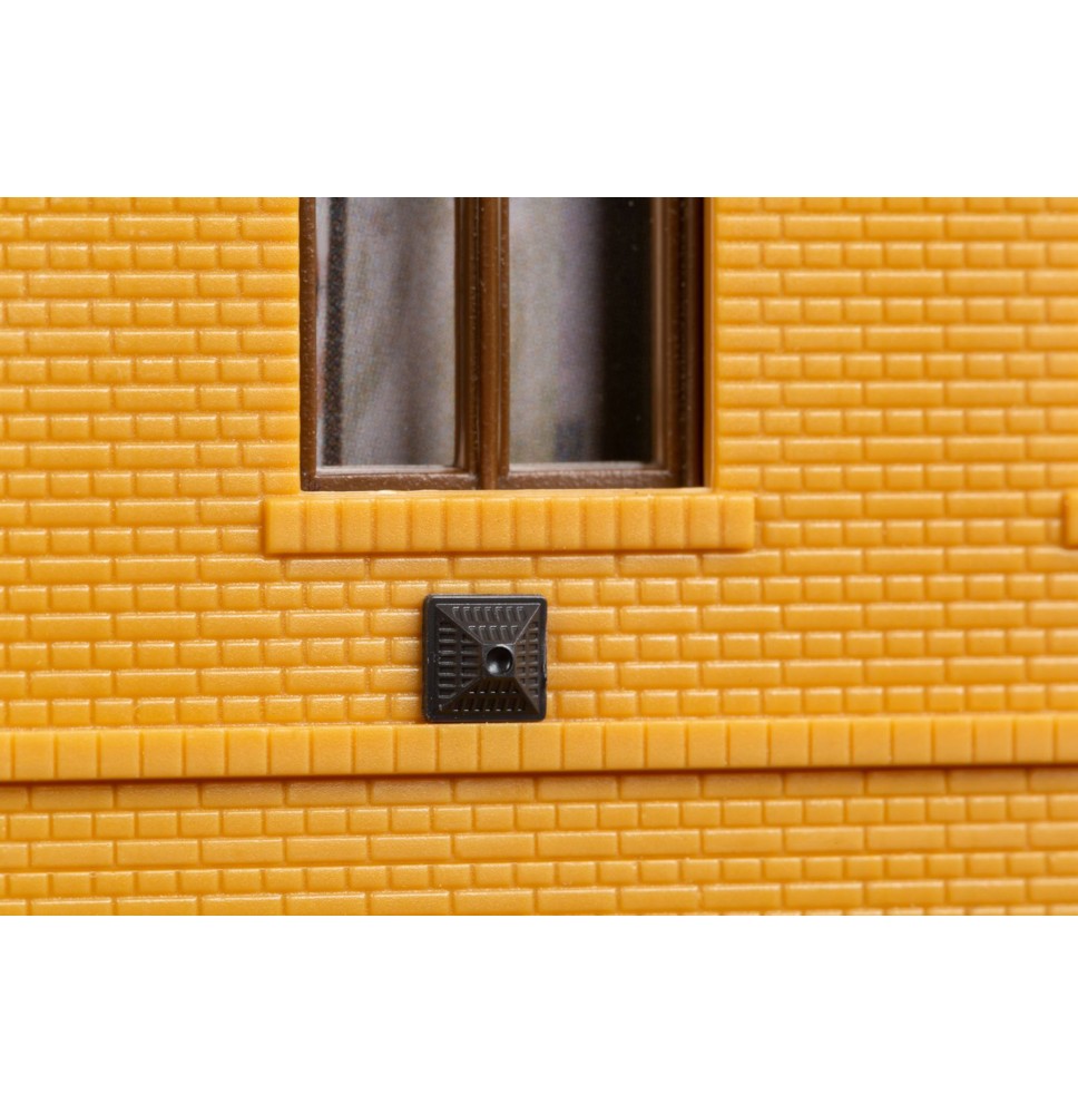 Fasádní mřížka od topení