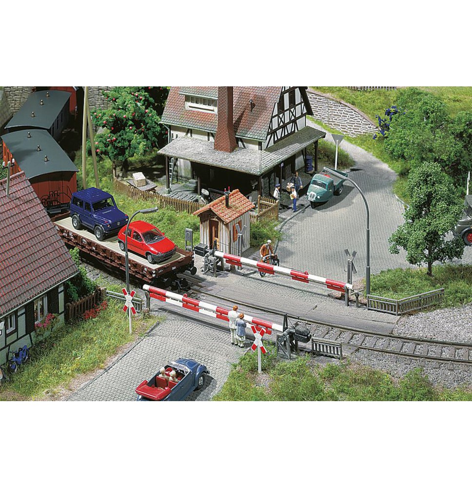 Železniční přejezd se závorami