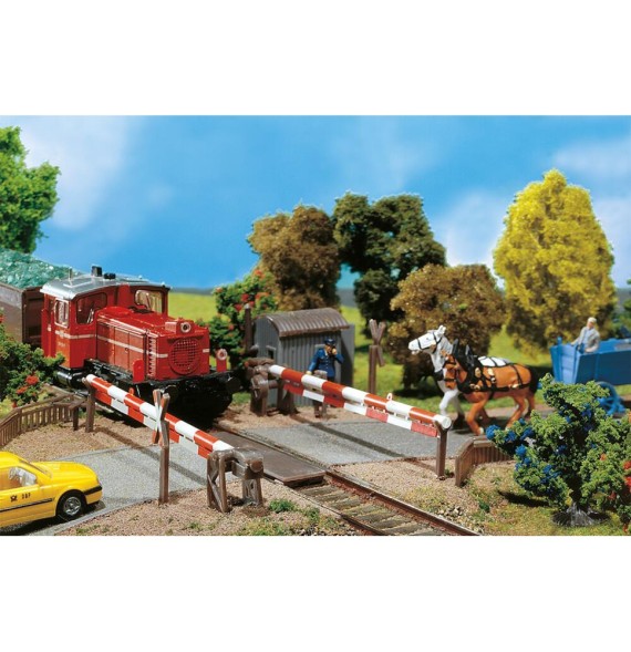 Železniční přejezd se závorami