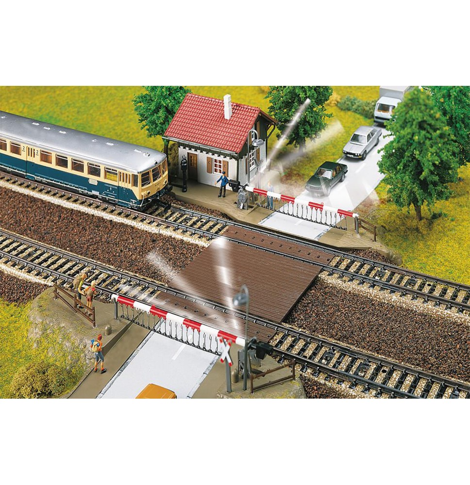 Železniční přejezd se závorami a se strážním domkem