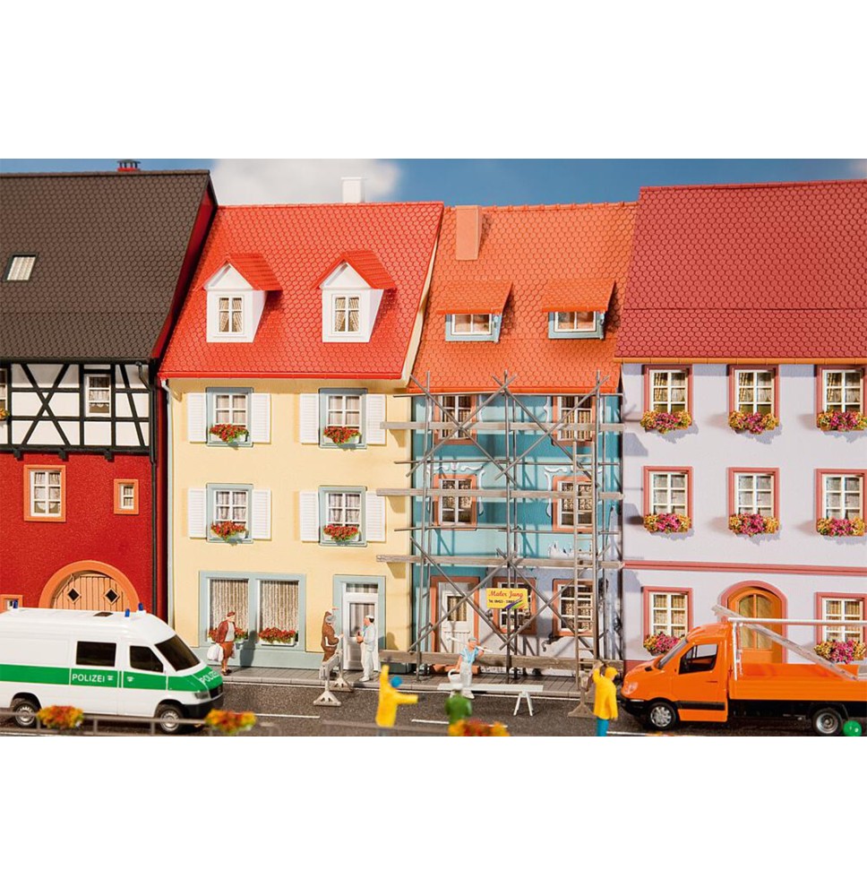 Malé domky s lešením