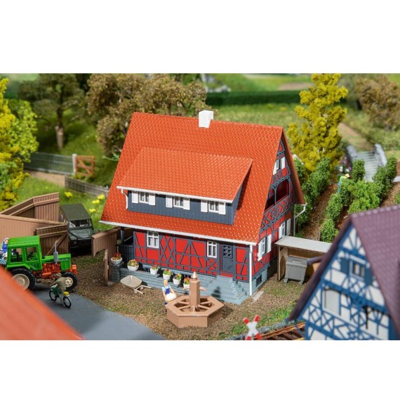 Hrázděný dům se studnou