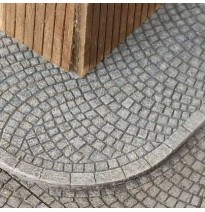 Chodník s obrubníky – malá řádková dlažba