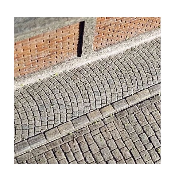 Chodník s obrubníky – malá řádková dlažba