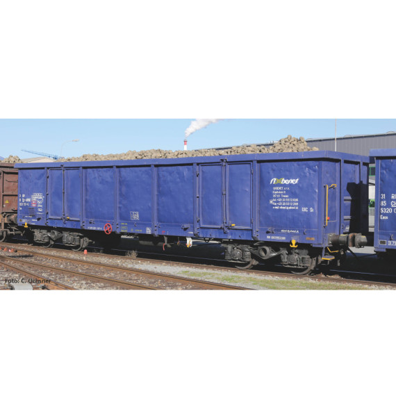 Vysokostěnný vůz Eaos Axbenet ložený pískem