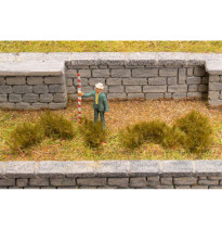 Travní trsy – tmavě zelené