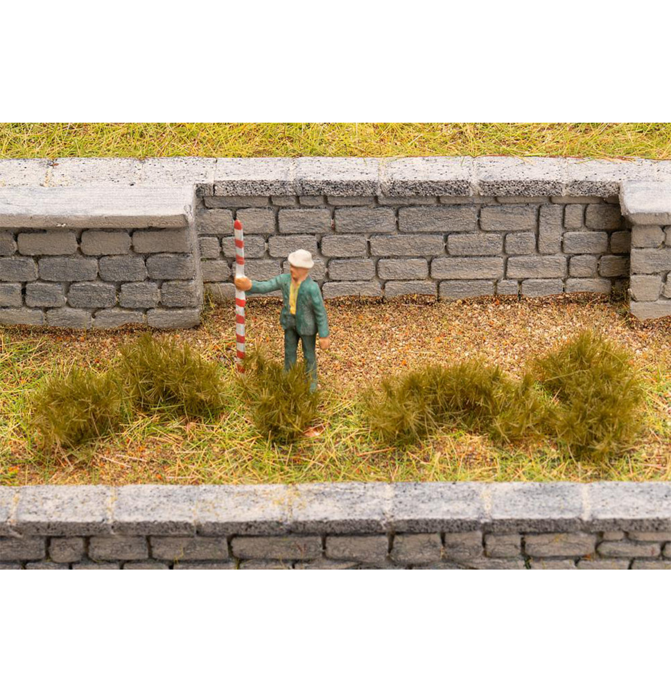 Travní trsy – tmavě zelené