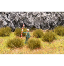 Velké travní trsy – suchá tráva