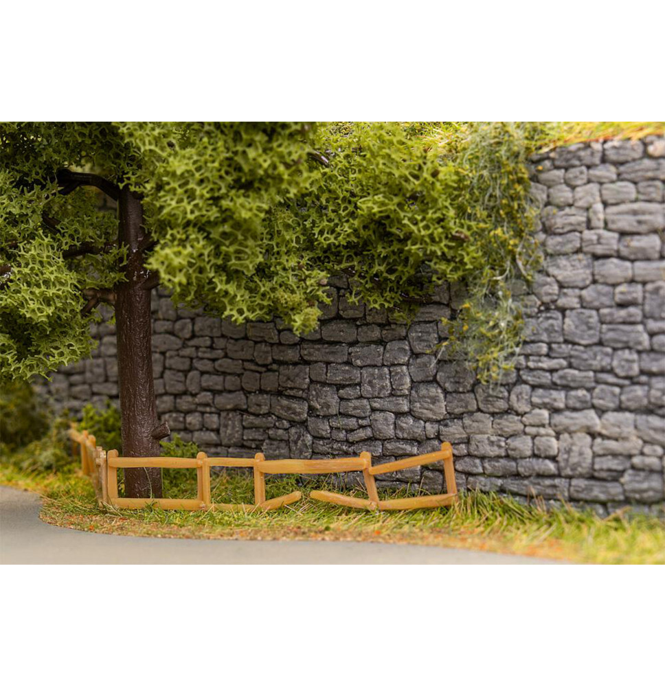 Stěna z lomového kamene